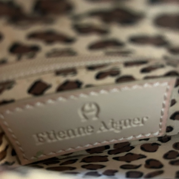 Etienne Aigner Vintage GUC light tan with a tight woven straw. - Picture 5 of 7